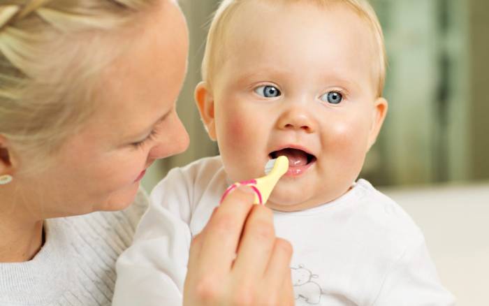 مسواک زدن دندان کودک
